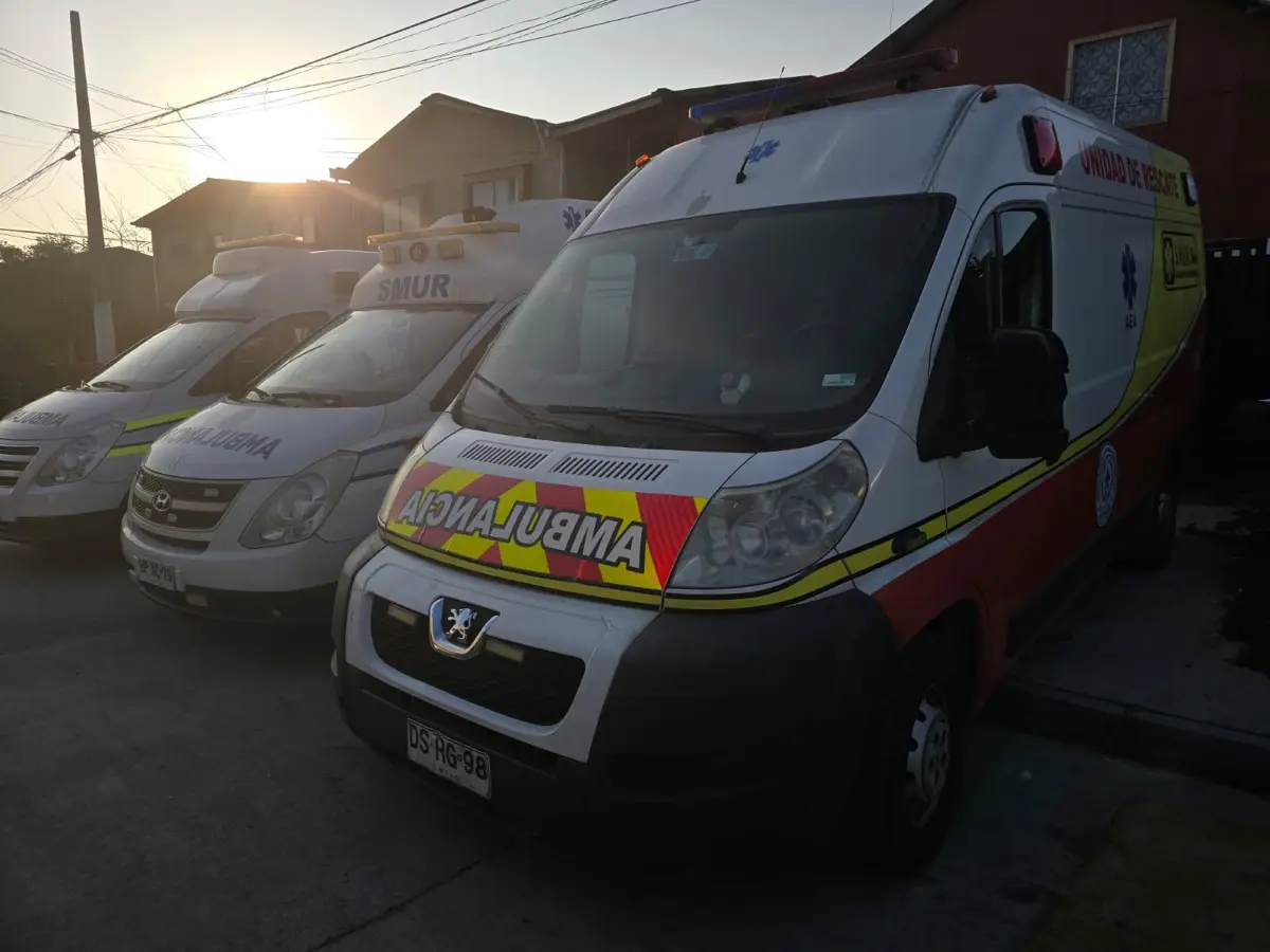 Tres móviles rotulados de SMUR estacionados de frente