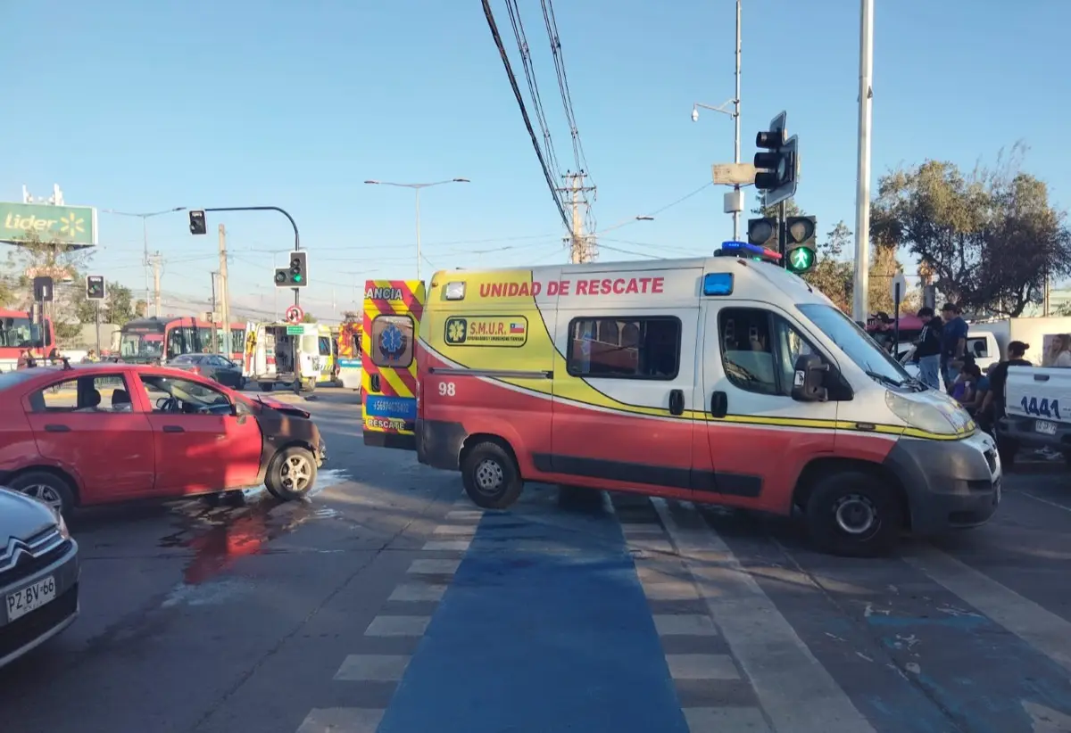 Unidad de rescate de SMUR circulando en terreno